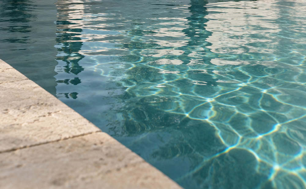 Agua transparente de una piscina lista para el baño a primera hora
